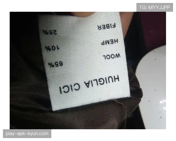 刷到冯彦哲的私服照,外套标签亮瞎我,银行卡自动下线 刷到冯彦哲的私服照,外套标签亮瞎我,银行卡自动下线